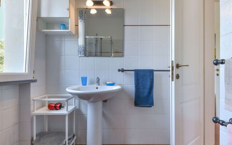 Wendy: Spejl, Tap, Håndvask, Sanitærarmatur, Ejendom, Badeværelsesvask, Badeværelse, Purple, Indretning
