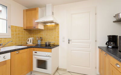 Domaine de Vertmarines 641.3: Værelse, Ejendom, Køkken, Møbel, Cabinetry, Countertop, Hus, Bygning, Etage, Gul