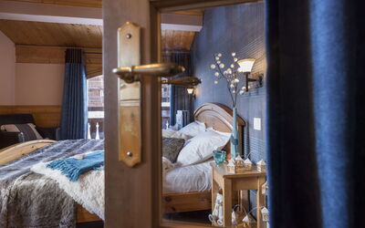 Val Thorens 928: Komfort, Bygning, Bed Frame, Indretning, Træ, Seng, Lampe, Hus, Pude, Hårdttræ