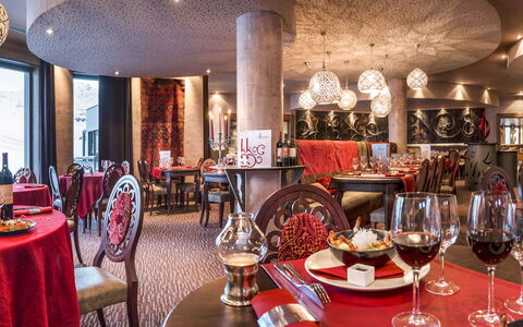 Val Thorens 929: Restaurant, Indretning, Værelse, Bord, Bygning, Møbel, Spisestue, Glasservice, Funktion Hall, Arkitektur