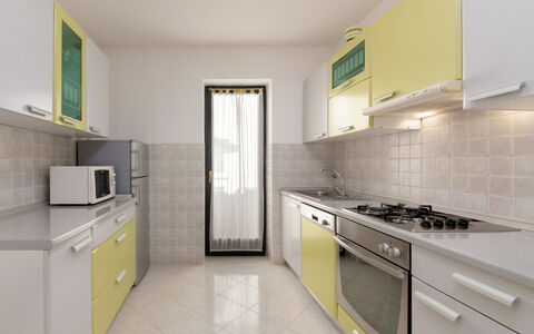 Poreč 647: Cabinetry, Countertop, Ejendom, Komfur, Håndvask, Bygning, Køkken Apparat, Køkken, Cooktop, Tap