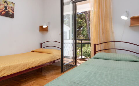 Poreč 647: Møbel, Bygning, Komfort, Træ, Textile, Skygge, Indretning, Bed Frame, Hus, Etage