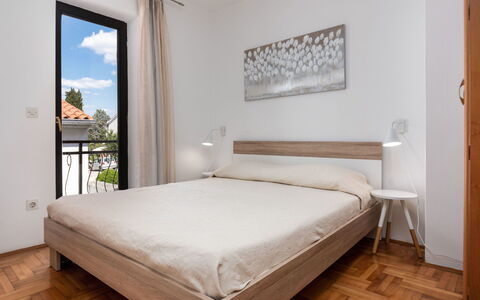 Poreč 647: Ejendom, Bygning, Møbel, Komfort, Træ, Pude, Indretning, Bed Frame, Skygge