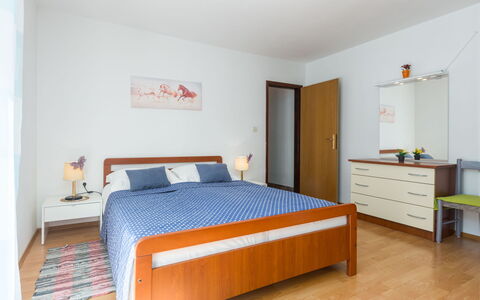 Poreč 649: Soveværelse, Møbel, Seng, Værelse, Sengetøj, Ejendom, Bed Frame, Sengetøj, Madras, Etage