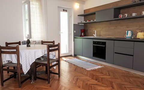 Mošćenička Draga 619: Møbel, Gulvbelægning, Indretning, Etage, Træ, Trægulve, Cabinetry, Loft, Køkken & Spisebord, Køkken