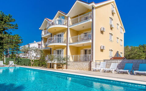 Crikvenica Jadranovo 610: Vand, Himmel, Bygning, Ejendom, Blå, Svømmepøl, Azure, Plante, Vindue, Træ