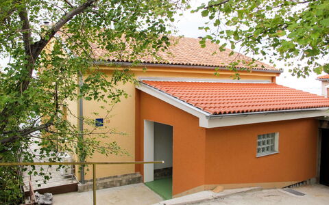 Tajana: Bygning, Ejendom, Træ, Træ, Skygge, Hus, Plante, Facade, Tag