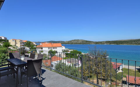 Šibenik 626: Himmel, Vand, Plante, Bygning, Ejendom, Træ, Sø, Skygge, Urban Design, Ejendom