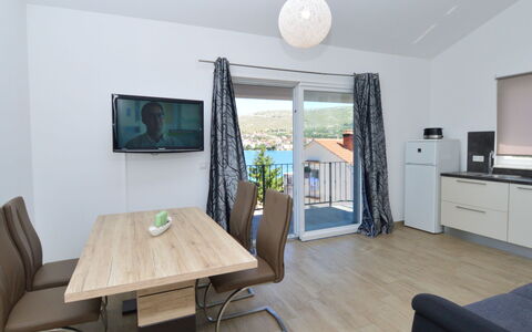 Šibenik 626: Bord, Møbel, Ejendom, Television, Cabinetry, Bygning, Træ, Stueplante, Indretning, Belysning
