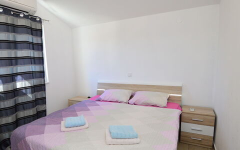 Šibenik 626: Møbel, Bygning, Purple, Komfort, Textile, Hus, Indretning, Gulvbelægning, Træ