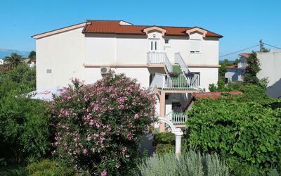 Makarska 656: Ejendom, Hus, Boligområde, Bygning, Ejendom, Arkitektur, Kvarter, Lejlighed, Villa, Træ