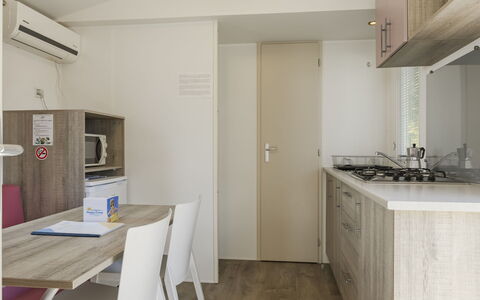 Balatonfüred 603: Træ, Gulvbelægning, Etage, Countertop, Køkken, Hjem, Større Bandage, Bejdse, Cabinetry, Håndvask