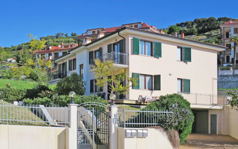 Cielsereno (Slr246): Himmel, Plante, Bygning, Ejendom, Vindue, Azure, Hus, Urban Design, Kvarter, Træ
