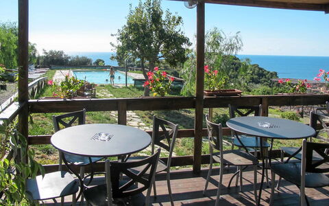San Lorenzo al Mare 639: Blomst, Plante, Himmel, Ejendom, Bord, Møbel, Vand, Natur, Skygge, Indretning