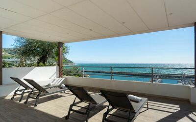 San Lorenzo al Mare 640: Møbel, Himmel, Vand, Bord, Azure, Stol, Skygge, Udendørs Møbler, Svømmepøl, Badeby