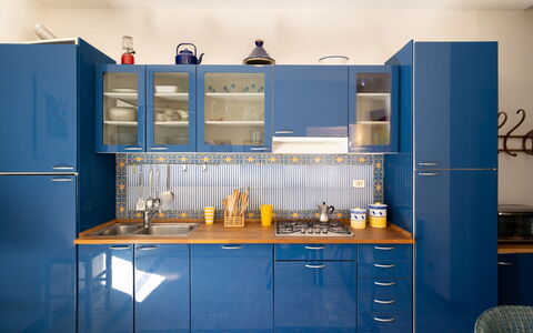 Dolcedo 665: Cabinetry, Møbel, Bygning, Blå, Reoler, Køkken, Hylde, Indretning, Hus, Materielle Værdier