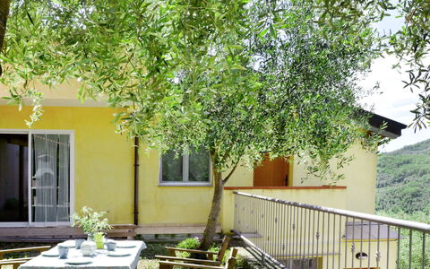 Molini di Prelà 623: Bygning, Plante, Vindue, Bord, Dør, Hus, Træ, Gul, Skygge, Sommerhus