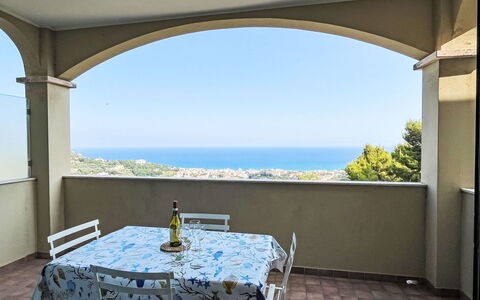 Pietra Ligure 612: Gulvbelægning, Etage, Hav, Loft, Stol, Skygge, Udvej, Altan, Eco Hotel, Køkken & Spisebord