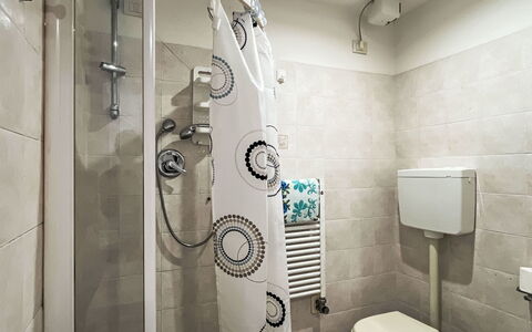 Pietra Ligure 612: Sanitærarmatur, Toiletbræt, Toilet, Badeværelse, Gulvbelægning, Indretning, Etage, Badeværelsesvask, Håndvask, Vvs
