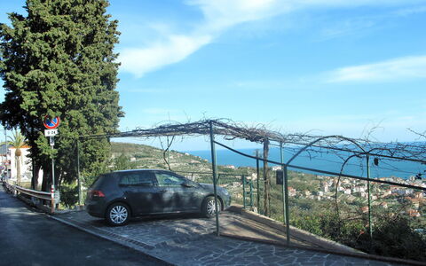 Pietra Ligure 612: Sky, Himmel, Hjul, Plante, Køretøj, Bil, Motor Køretøj, Automotive Dæk