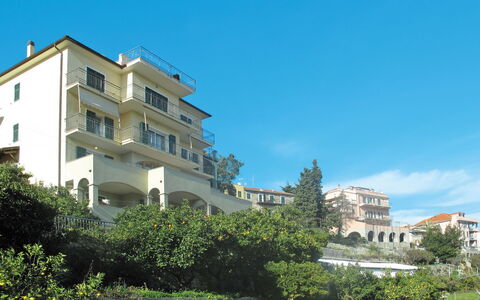 Pietra Ligure 612: Himmel, Bygning, Plante, Vindue, Træ, Sky, Urban Design, Kvarter, Boligområde, Ejendom