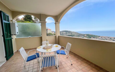 Pietra Ligure 612: Bord, Møbel, Ejendom, Stol, Himmel, Azure, Skygge, Vand, Plante, Træ