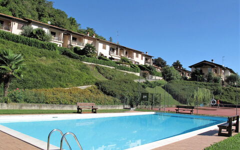 La Rocca: Himmel, Sky, Mad, Plante, Bordservice, Bord, Vindue, Bjerg, Frugt, Træ
