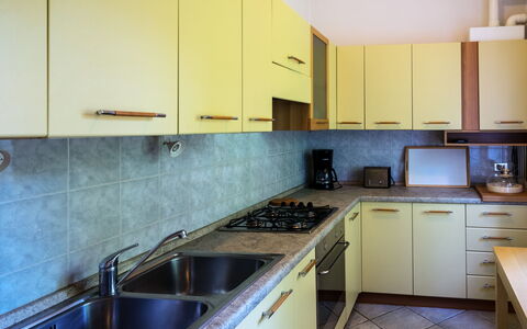 Del Sole: Countertop, Ejendom, Værelse, Køkken, Cabinetry, Møbel, Gul, Bygning, Indretning, Hus