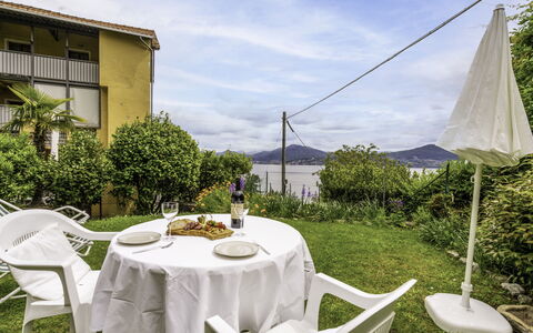 Morandi: Sky, Himmel, Ejendom, Plante, Bord, Hvid, Bordservice, Stol, Dug, Bygning