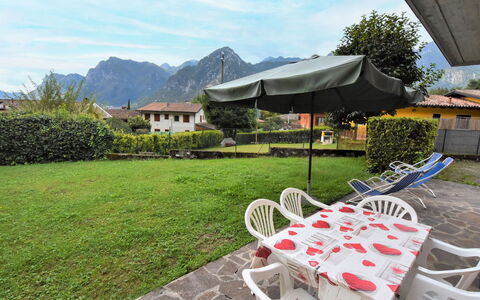 Lago D'Idro 613: Himmel, Plante, Ejendom, Sky, Møbel, Blad, Botanik, Bygning, Træ, Bjerg