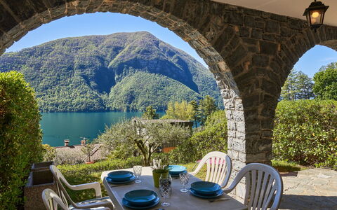Poggio degli Ulivi: Bord, Himmel, Plante, Møbel, Vand, Ejendom, Stol, Blå, Azure, Grøn