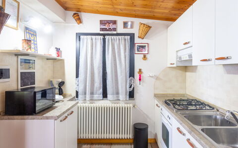 Giulietta: Ejendom, Billedramme, Køkkenvask, Cabinetry, Køkken Apparat, Komfur, Køkken, Træ, Countertop, Håndvask