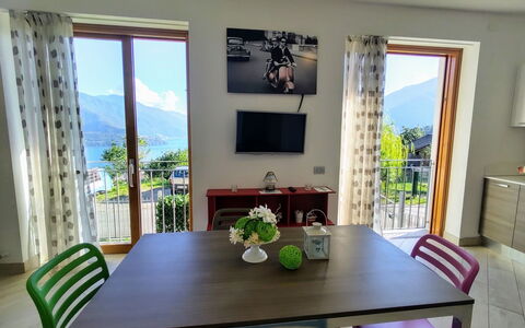 Gravedona 721: Bord, Møbel, Ejendom, Vindue, Cabinetry, Plante, Bygning, Stol, Skygge, Træ