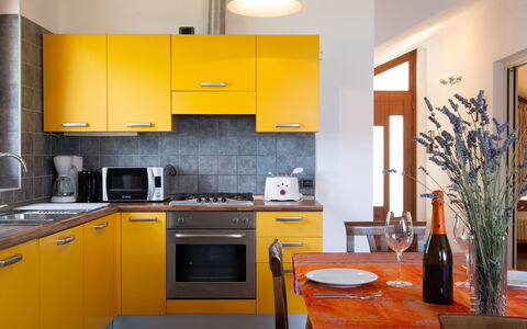 La Becca: Countertop, Værelse, Cabinetry, Køkken, Gul, Møbel, Orange, Indretning, Ejendom, Bygning