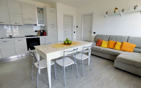 Gera Lario 693: Cabinetry, Ejendom, Møbel, Bord, Køkkenvask, Håndvask, Countertop, Indretning, Arkitektur, Etage