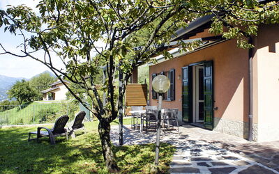 Varenna 618: Plante, Ejendom, Bygning, Blad, Træ, Azure, Skygge, Vindue, Land Lot, Himmel