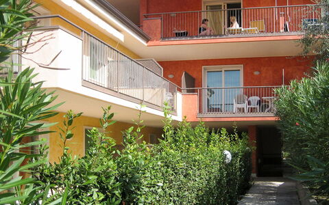 Le Camelie: Plante, Daytime, Ejendom, Vindue, Bygning, Urban Design, Kvarter, Boligområde, Facade, Ejendom