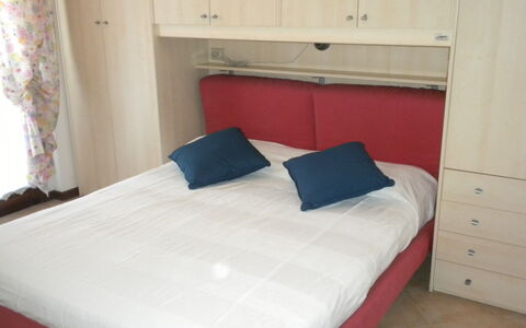 Lazise 716: Soveværelse, Seng, Møbel, Værelse, Ejendom, Madras, Bed Frame, Sengetøj, Sengetøj, Indretning