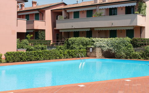 Lazise 716: Vand, Bygning, Plante, Ejendom, Himmel, Vindue, Skygge, Svømmepøl, Sky, Fritid