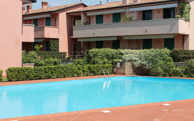 Lazise 716: Vand, Bygning, Plante, Ejendom, Himmel, Vindue, Skygge, Svømmepøl, Sky, Fritid