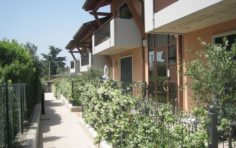 Lazise 717: Plante, Bygning, Ejendom, Hus, Vindue, Boligområde, Himmel, Sommerhus, Skygge, Urban Design