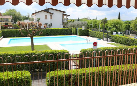 Lazise 718: Busk, Svømmepøl, Hæk, Skygge, Have, Lawn, Landscaping, Hacienda, Udvej, Gård