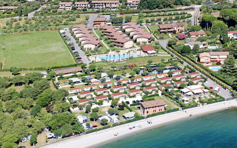 Manerba 641: Vand, Ejendom, Bygning, Land Lot, Hus, Plante, Urban Design, Træ, Sø, Landskab