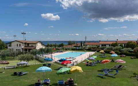 Moniga del Garda 653: Sky, Himmel, Telt, Naturligt Miljø, Plante, Land Lot, Skygge, Krop Af Vand, Græs, Fritid
