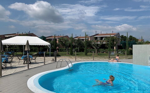 Moniga del Garda 654: Vand, Sky, Himmel, Ejendom, Svømmepøl, Azure, Krop Af Vand, Fritid, Aqua, Sjovt