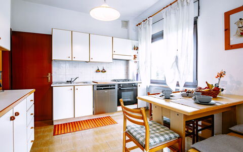 Lago di Caldonazzo 607: Cabinetry, Countertop, Møbel, Bord, Køkken, Orange, Belysning, Træ, Komfur, Skuffe