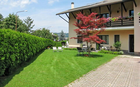 Lago di Caldonazzo 608: Ejendom, Træ, Boligområde, Ejendom, Græs, Hus, Lawn, Bygning, Plante, Forår