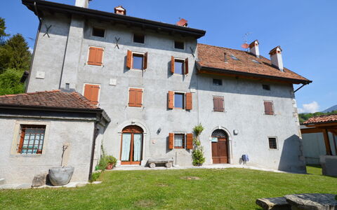 Raveo 603: Himmel, Bygning, Plante, Vindue, Land Lot, Hus, Græs, Træ, Ejendom, Facade