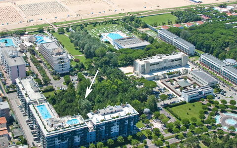 Bibione 626: Bygning, Daytime, Plante, Natur, Infrastruktur, Land Lot, Urban Design, Træ, Kvarter, Højhus