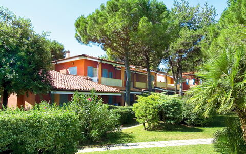 Bibione 631: Plante, Bygning, Himmel, Vindue, Træ, Hus, Naturlige Landskab, Sommerhus, Græs, Bunddække